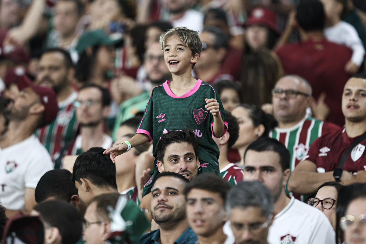 maracana's tweet photo. O Fluminense é pra quem acredita até o fim! E a torcida fez toda a diferença hoje! 🇭🇺

VAMOS, TRICOLORES! 

📷 Daniel Brasil / Maracanã https://t.co/N2kqyjEgSD