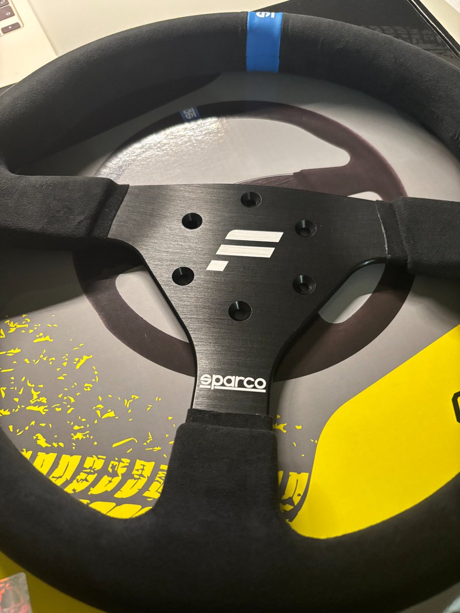 MASK_iracing's tweet photo. 大人のおもちゃ☺️
Fanatec × Sparcoのステアリング、ひとまず開封。
直径33cm・885g。
これ単体で重量感がある。アルカンターラのグリップは手触りがよい。
Formula V2も使い込んでアルカンターラのふかふか感がなくなってきたので、こっちはグローブ使った方がいいんだろうな🤔
#Fanatec #Sparco https://t.co/AYMrjSf7nk
