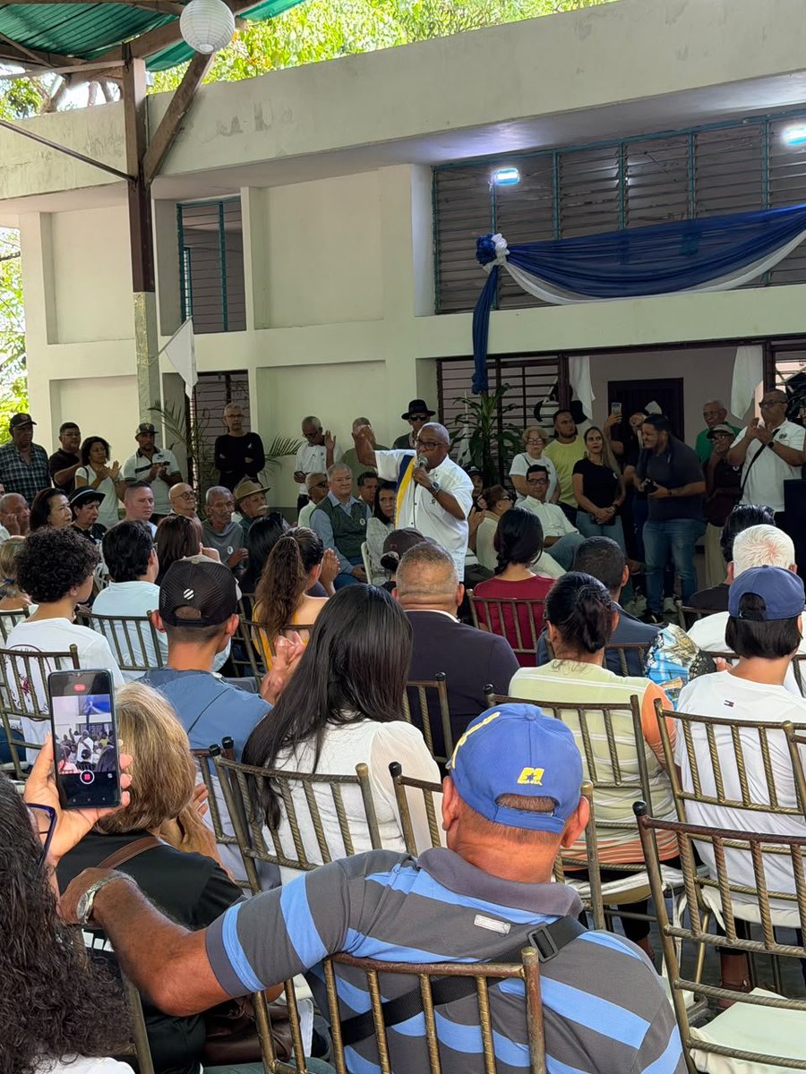 ADemocratica's tweet photo. Juramentación de nuevas incorporaciones que hoy se integran al partido en el estado Aragua. Bienvenidos compañeros, al trabajo por el cambio, la democracia y libertad de nuestra Venezuela. Seguimos avanzando, seguimos sumando. https://t.co/skeHErRhHE