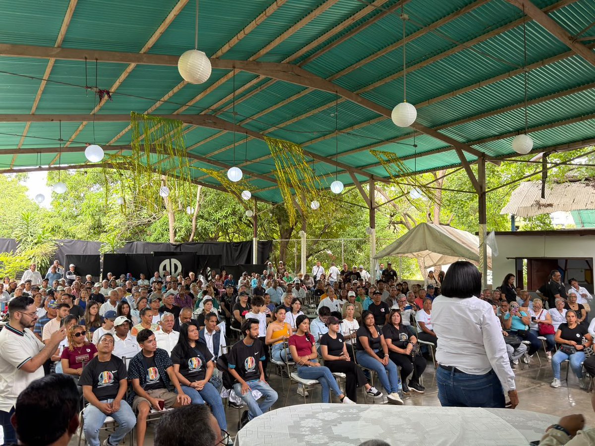 ADemocratica's tweet photo. Juramentación de nuevas incorporaciones que hoy se integran al partido en el estado Aragua. Bienvenidos compañeros, al trabajo por el cambio, la democracia y libertad de nuestra Venezuela. Seguimos avanzando, seguimos sumando. https://t.co/skeHErRhHE