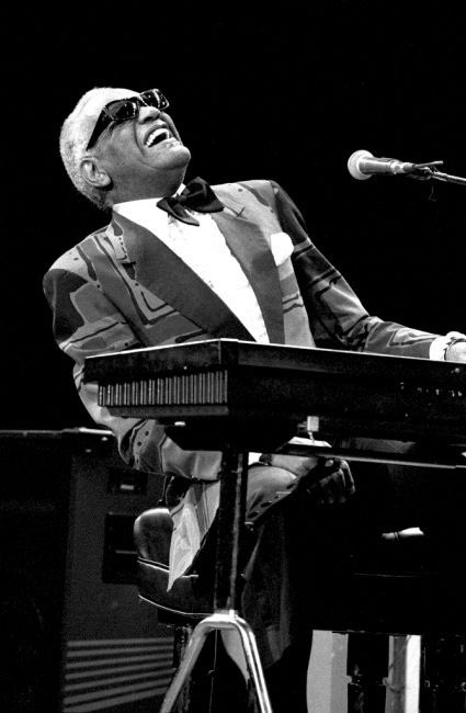 RareGist's tweet photo. In 2004, Jamie Foxx had his eyes glued shut with prosthetic eyelids for 14 hours a day to play Ray Charles. He had panic attacks.  He called it:
"Like being in a coffin alive." He lost 30 pounds and played every piano scene himself. He won the Oscar - without ever seeing the cameras roll.