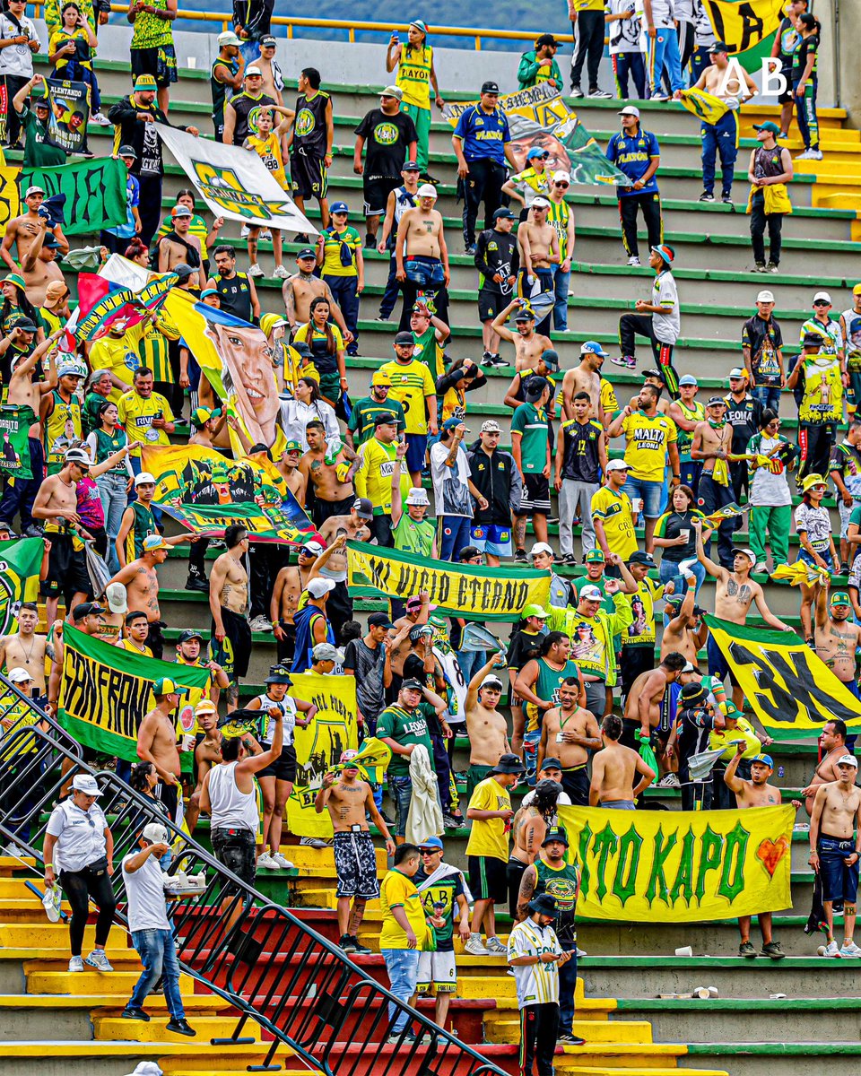 ABucaramanga's tweet photo. Nuestra hinchada siempre presente, siempre alentando. 💛💚

#VolvamosA𝐑𝐔𝐆𝐈𝐑 #MiHerenciaMiPasión🫀 https://t.co/V5QSdHflcX