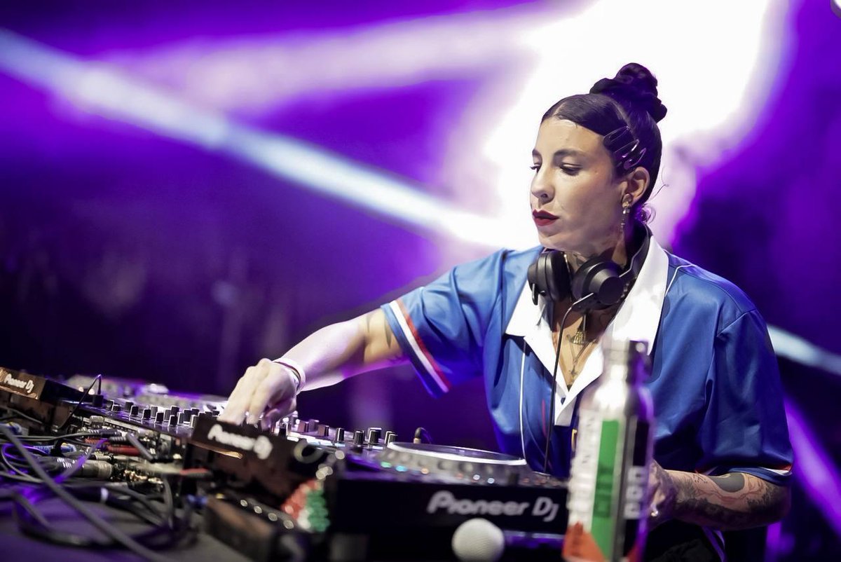 FranceInsoumise's tweet photo. Une fois de plus, Habibitch a mis le feu aux #AMFIS2026. Elle nous a montré comment décoloniser le dancefloor et faire de la fête un espace politique, d’émancipation et de lutte 💃✊ https://t.co/8D2GbR52PQ