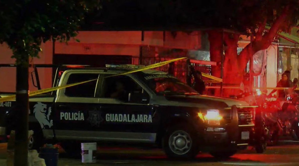 JaliscoRojo's tweet photo. En las calles José Arteaga y Carlos Moreno, en la colonia Echeverría de Guadalajara varias personas fueron atacadas por arma de fuego, un hombre presenta un impacto en el cuello, por lo que fue trasladado por una ambulancia en estado grave a la cruz verde Leonardo Oliva https://t.co/V63MGXAnNp