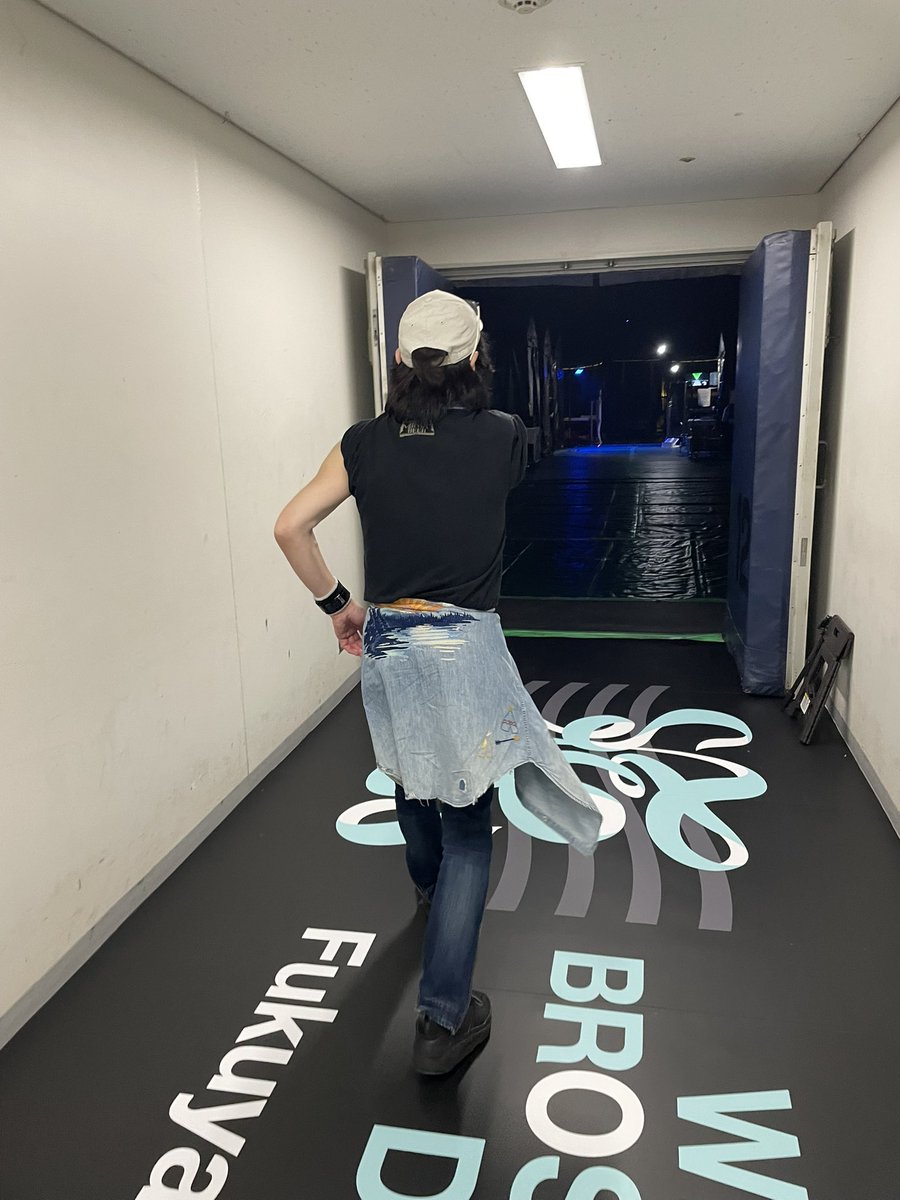 chiekokinbara's tweet photo. 福山くん@京セラドーム初日終了✨
1月から始まったツアーセミファイナルと思うと色んな想いや思い出が込み上がったりして。ドームの高揚感ハンパなく凄い一体感シアワ🥰またろう先輩と上〜の方までマタアリシール貼りにいったょ〜明日はいよいよファイナル気合い入れ直して✊

#福山雅治
#龍涼風至 https://t.co/p3Pyqf7y9D