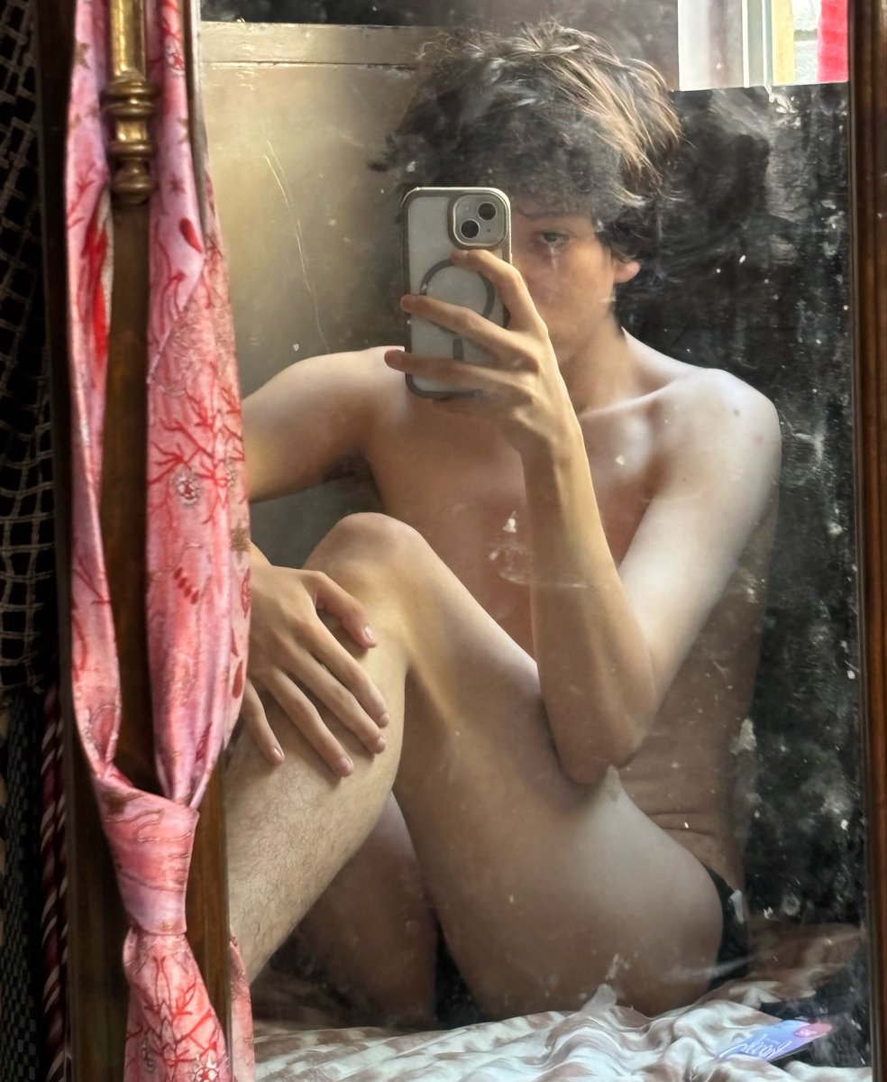 sadbonnie666's tweet photo. tengo sueño aún 🔪🐇💕 https://t.co/9Vc0ifpS9C