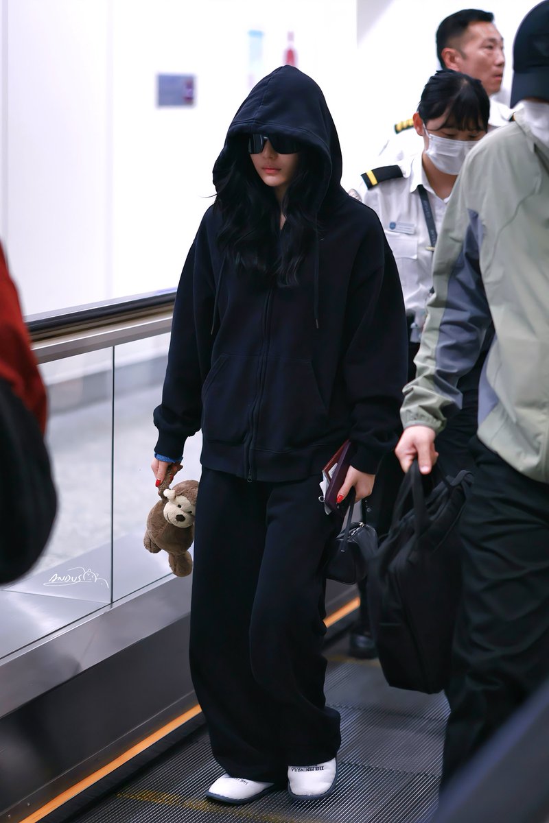 AndusMui's tweet photo. 260823 HKG
(The slippers🐱)
#NINGNING #aespa
#닝닝 #宁宁 #宁艺卓 https://t.co/pepywtre88