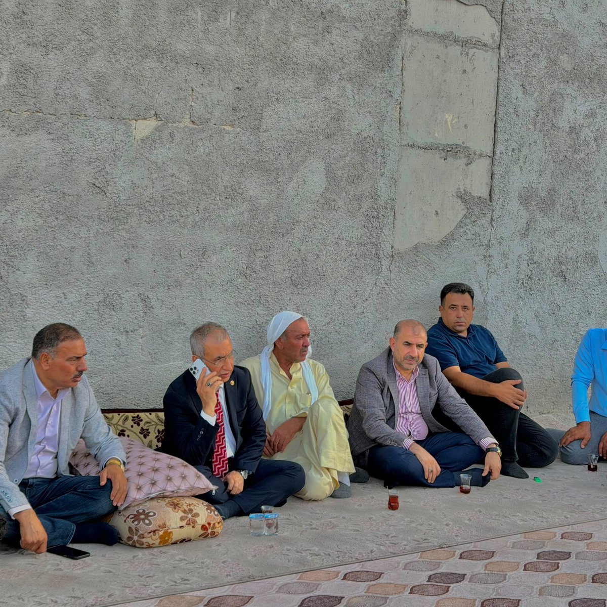 ProfDrDusak's tweet photo. Viranşehir Kınalıtepe Mahalle Muhtarımız İbrahim Batur’a, kıymetli eşinin rahatsızlığı dolayısıyla geçmiş olsun ziyaretinde bulunarak acil şifa dileklerimizi ilettik.

Rabbim, tüm hastalarımıza acil şifalar versin; sağlık ve afiyet nasip etsin. https://t.co/mGQbZEUu4V