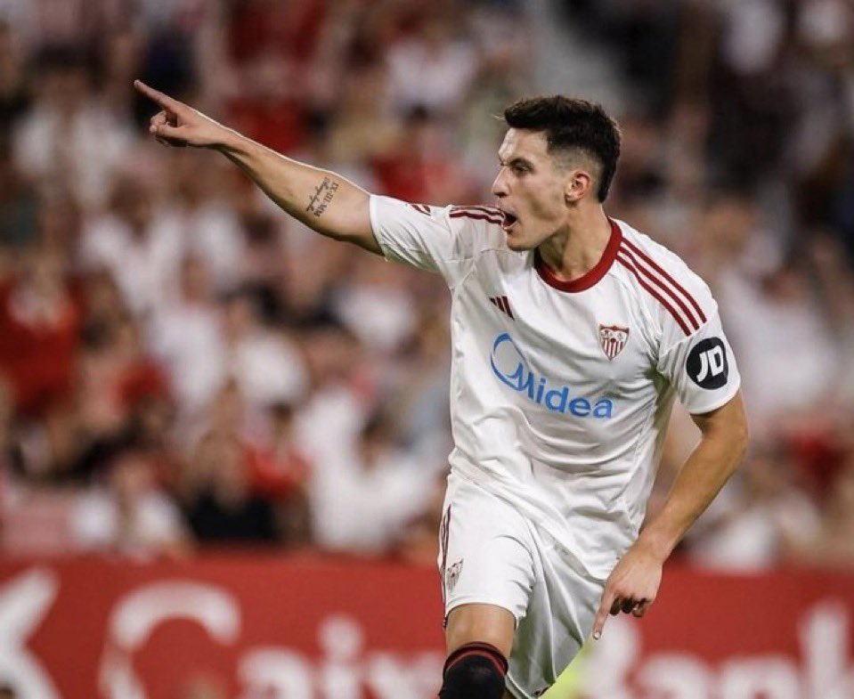 paablog03's tweet photo. Junto a Kike es el futuro de la defensa. Sería un error imperdonable su marcha.

Huevos de oro encarándose con Nico Williams. Tiene madera de capitán.

RENOVACIÓN YA @SevillaFC https://t.co/VvWfE6Kfd3