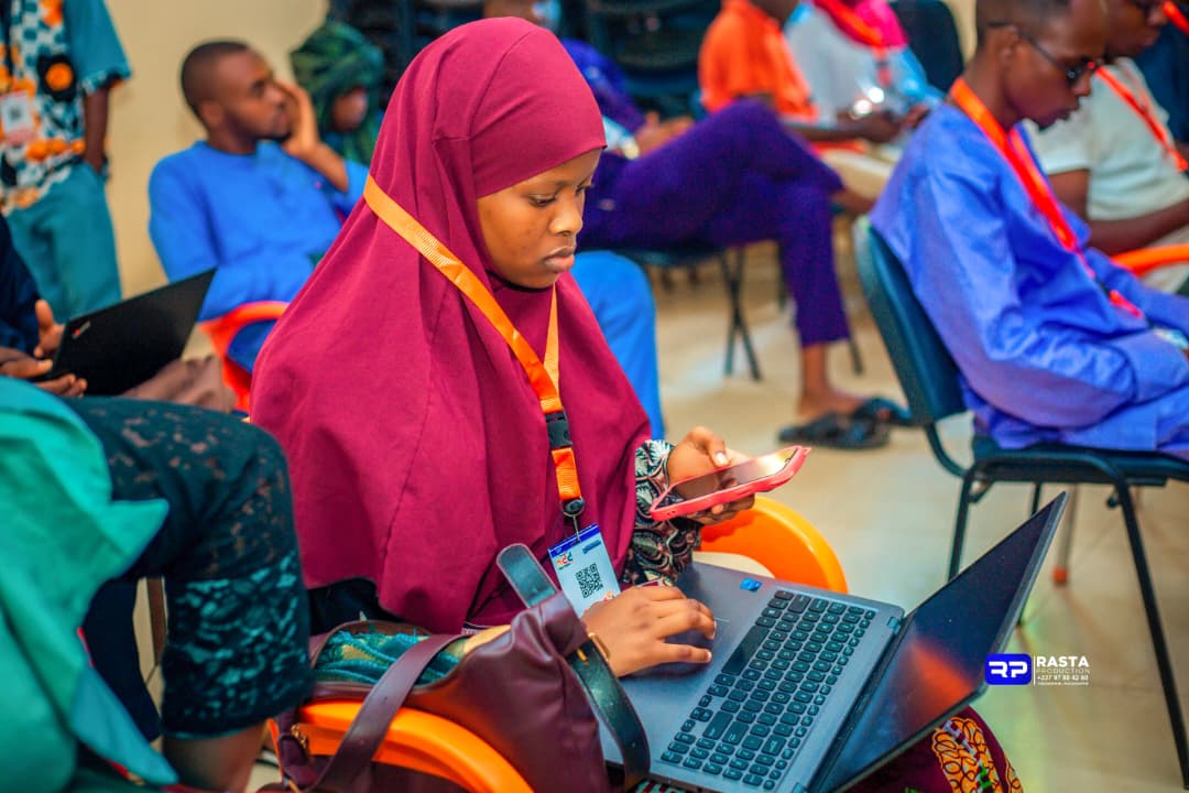 lourwana's tweet photo. 𝐍𝐈𝐆𝐄𝐑 𝐃𝐈𝐆𝐈𝐓𝐀𝐋 𝐃𝐀𝐘 𝟐𝟎𝟐𝟔 | #ZINDER STEP 

La dynamique numérique se poursuit à Zinder avec l’étape de Zinder du #NigerDigitalDay 2026, qui a débuté aujourd’hui avec deux journées dédiées aux compétences numériques, à l’innovation et à l’entrepreneuriat des jeunes.

Au cœur de cette étape, les participants prennent part à un programme intensif et pratique autour de plusieurs thématiques clés : IA & Développement Web, IA avancée & Entrepreneuriat Tech, Cyberhygiène & Protection des données, Création de contenus éthiques, ainsi que des ateliers pratiques permettant de transformer les connaissances acquises en réalisations concrètes à travers des mini-projets en équipe.

À travers les échanges, les ateliers et les exercices pratiques, les jeunes de Zinder explorent de nouvelles façons d’utiliser le numérique pour apprendre, créer, entreprendre et répondre aux défis de leur environnement.

Deux journées placées sous le signe de l’apprentissage par la pratique, de la collaboration, de l’innovation et du partage d’expérience.

À Zinder, la jeunesse montre une nouvelle fois que le numérique n’est pas seulement un outil à utiliser : c’est une compétence à maîtriser, une opportunité à saisir et un levier pour construire l’avenir.

Niger Digital Day 2026 | AI & Digital Skills for Youth 
#NigerDigitalDay2026 #NDD2026 #DigitalNiger #Zinder #AISkills #DigitalSkills #Jeunesse #Niger