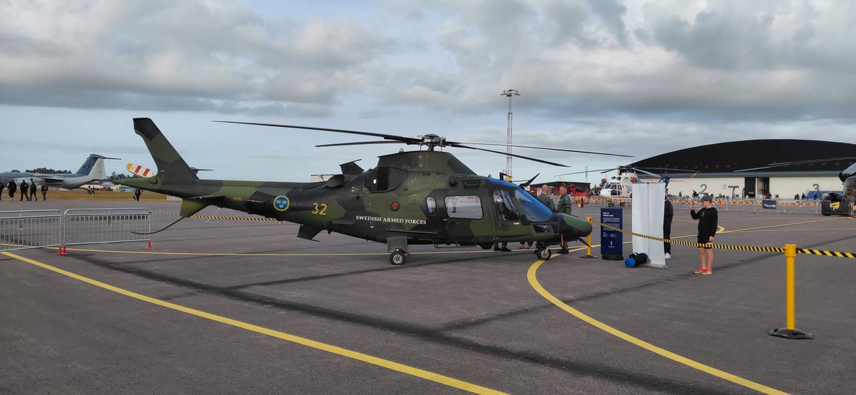 JuliuszSabak's tweet photo. Śmigłowce sił zbrojnych Szwecji. 
#airshow z okazji 100 lat @flygvapnet.
#Sweden https://t.co/LLstmniMOZ