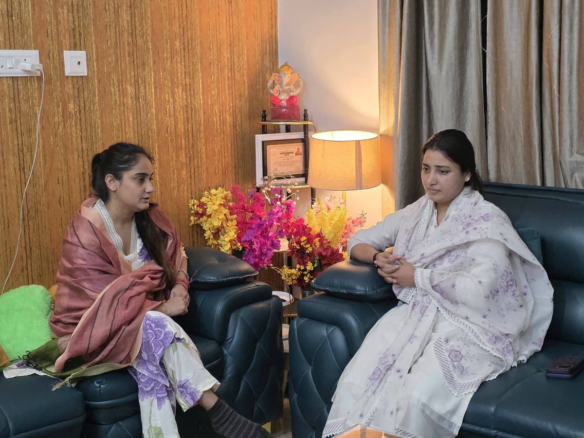 sonker_ragini's tweet photo. लखनऊ में मशहूर एंकर और पत्रकार श्रीमती प्रज्ञा मिश्रा जी की बहन की हत्या के दुखद मामले में आज उनके आवास पर पहुंच श्रद्धांजलि अर्पित की।।
शोकाकुल परिवार से मुलाकात कर अपनी गहरी संवेदनाएं व्यक्त की।। https://t.co/GruoQs0uUr