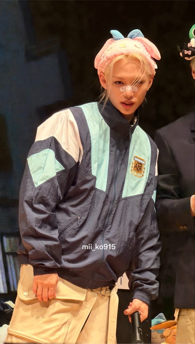neouthematrix's tweet photo. UNA JAPONESA LE REGALÓ A FELIX LA CAMPERA DE LA SELECCIÓN ARGENTJNA Y EL SE LA PUSO CHICAS DIOS TE AMO JAPONESA ARGENTINA HICISTE PATRIA HERMANA TE ADORO https://t.co/ZMrSdFvhBI