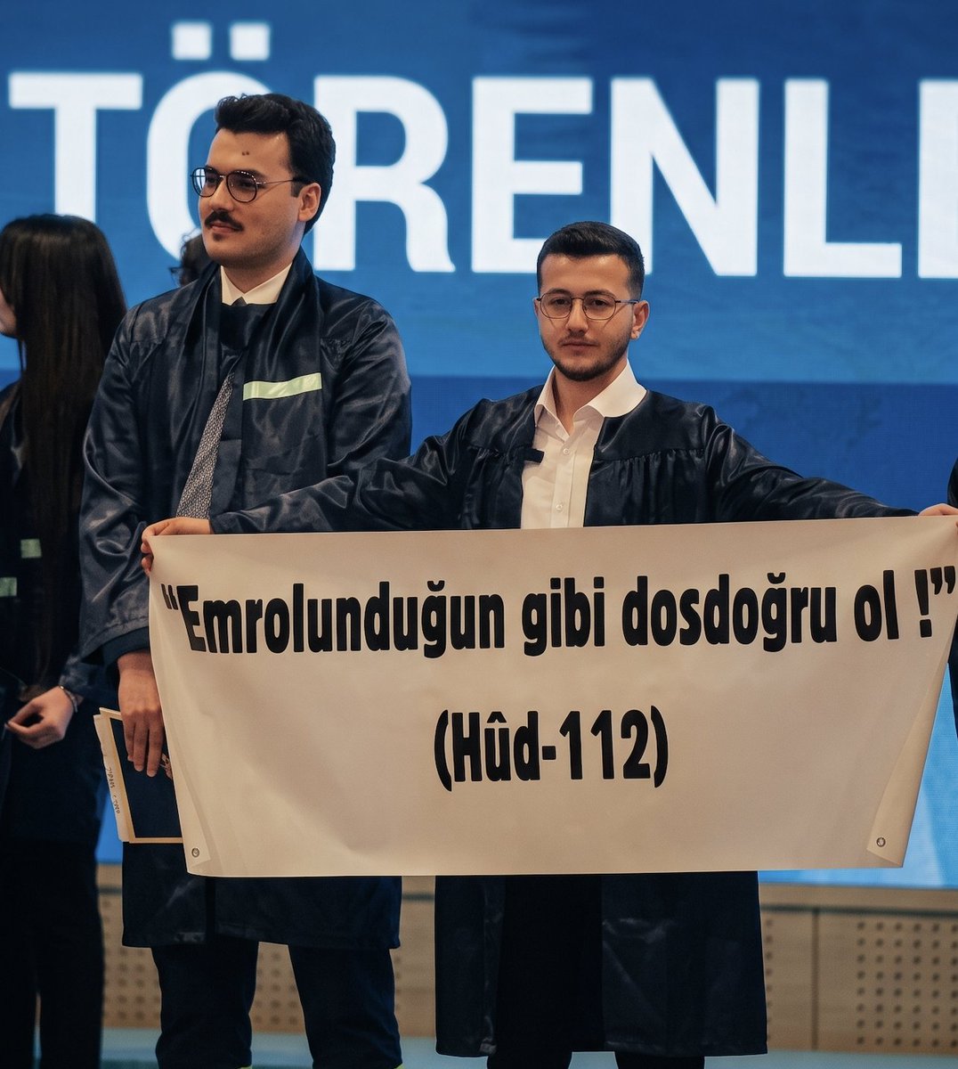 haskologlu's tweet photo. Yeditepe Üniversitesi'ndeki mezuniyetinde ayetli pankart açmasıyla tanınan öğrenci, Cumhurbaşkanına hakaret suçlamasıyla tutuklandı ve cezaevine gönderildi. https://t.co/nHP2n9fYrB