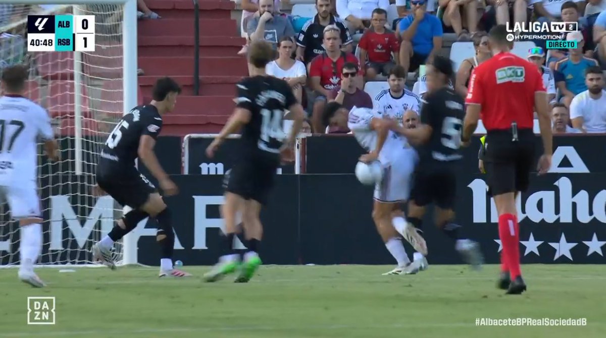 ArchivoVAR's tweet photo. 🖥️💥 El VAR dejó pasar un penalti en el Albacete - Real Sociedad B.

👉🏻 Kita llega tarde a la disputa del balón y zancadillea a San Bartolomé dentro del área.

❌ 𝗘𝗦 𝗣𝗘𝗡𝗔𝗟𝗧𝗜.

▪️ Lax Franco, perfectamente situado, no consideró punible la zancadilla. https://t.co/m3bBzZpY9Z