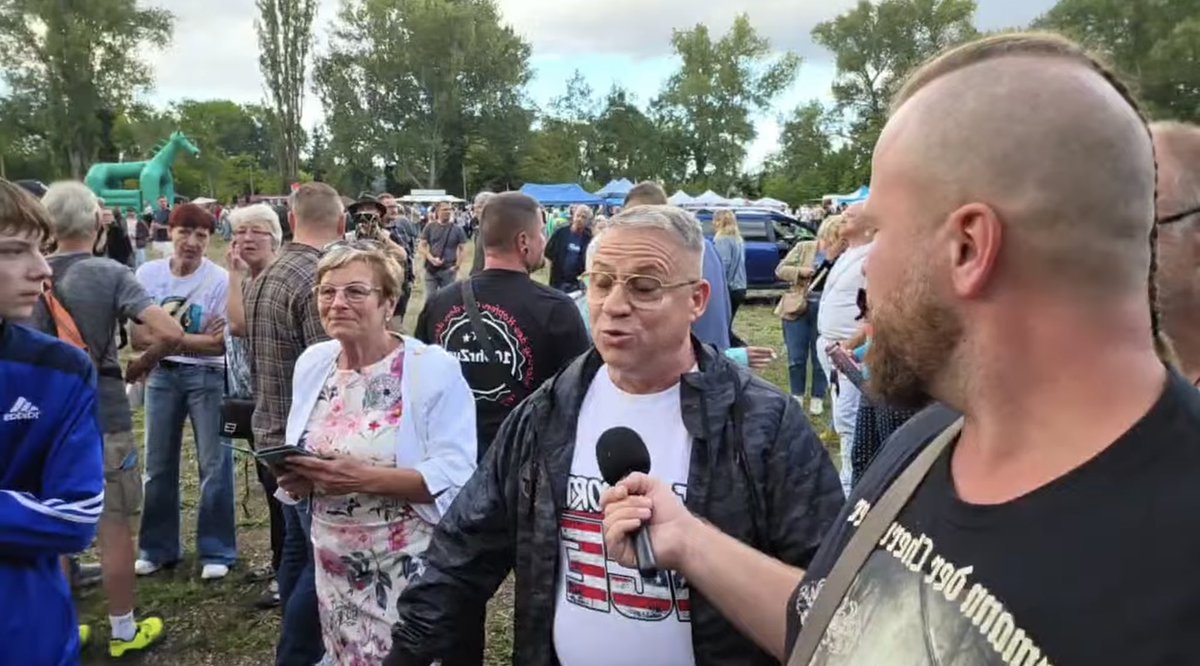 herbstzeit2018's tweet photo. @JT_Voermann Angriffe auf die Presse in #Merseburg zeigen: Die Politik muss handeln! Angriffe auf Journalisten sind Angriffe auf die Demokratie. Wir brauchen konsequenten Polizeischutz vor Ort, Ermittlungen des Staatsschutzes &amp; ein hartes Strafrecht gegen diese Täter-Opfer-Umkehr. https://t.co/qzsFy8no9S