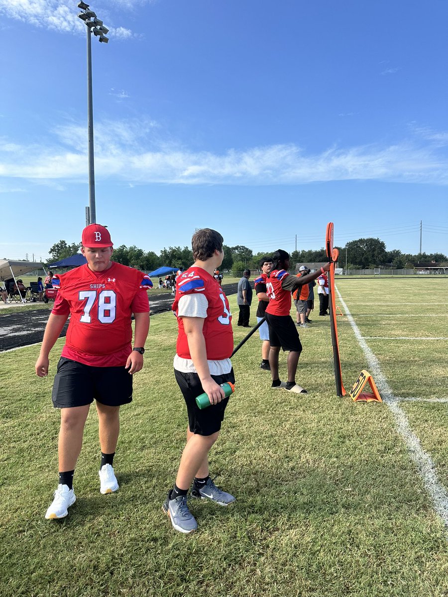 _BPORTFootball's tweet photo. Our Exporters are out in the community supporting the next generation! ⚓️🏈 Proud of our guys for giving back, serving, and helping our local Pee Wee football players grow the game. #BPortBuilt @bportisdsports https://t.co/iOFlXrxBT1