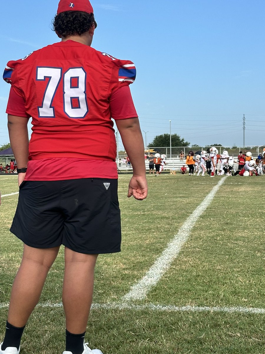 _BPORTFootball's tweet photo. Our Exporters are out in the community supporting the next generation! ⚓️🏈 Proud of our guys for giving back, serving, and helping our local Pee Wee football players grow the game. #BPortBuilt @bportisdsports https://t.co/iOFlXrxBT1
