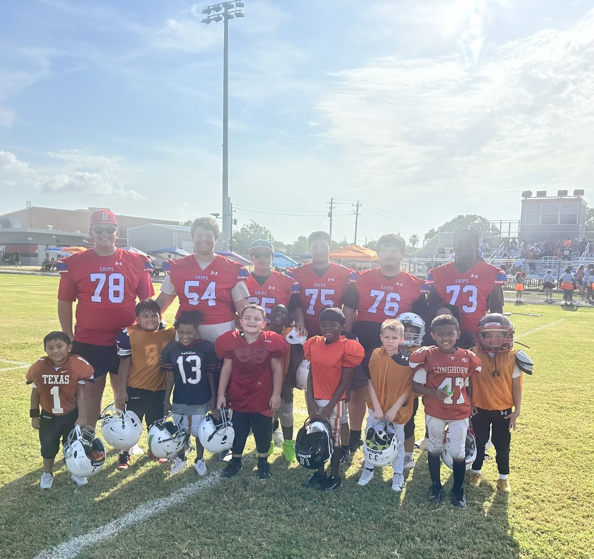 _BPORTFootball's tweet photo. Our Exporters are out in the community supporting the next generation! ⚓️🏈 Proud of our guys for giving back, serving, and helping our local Pee Wee football players grow the game. #BPortBuilt @bportisdsports https://t.co/iOFlXrxBT1