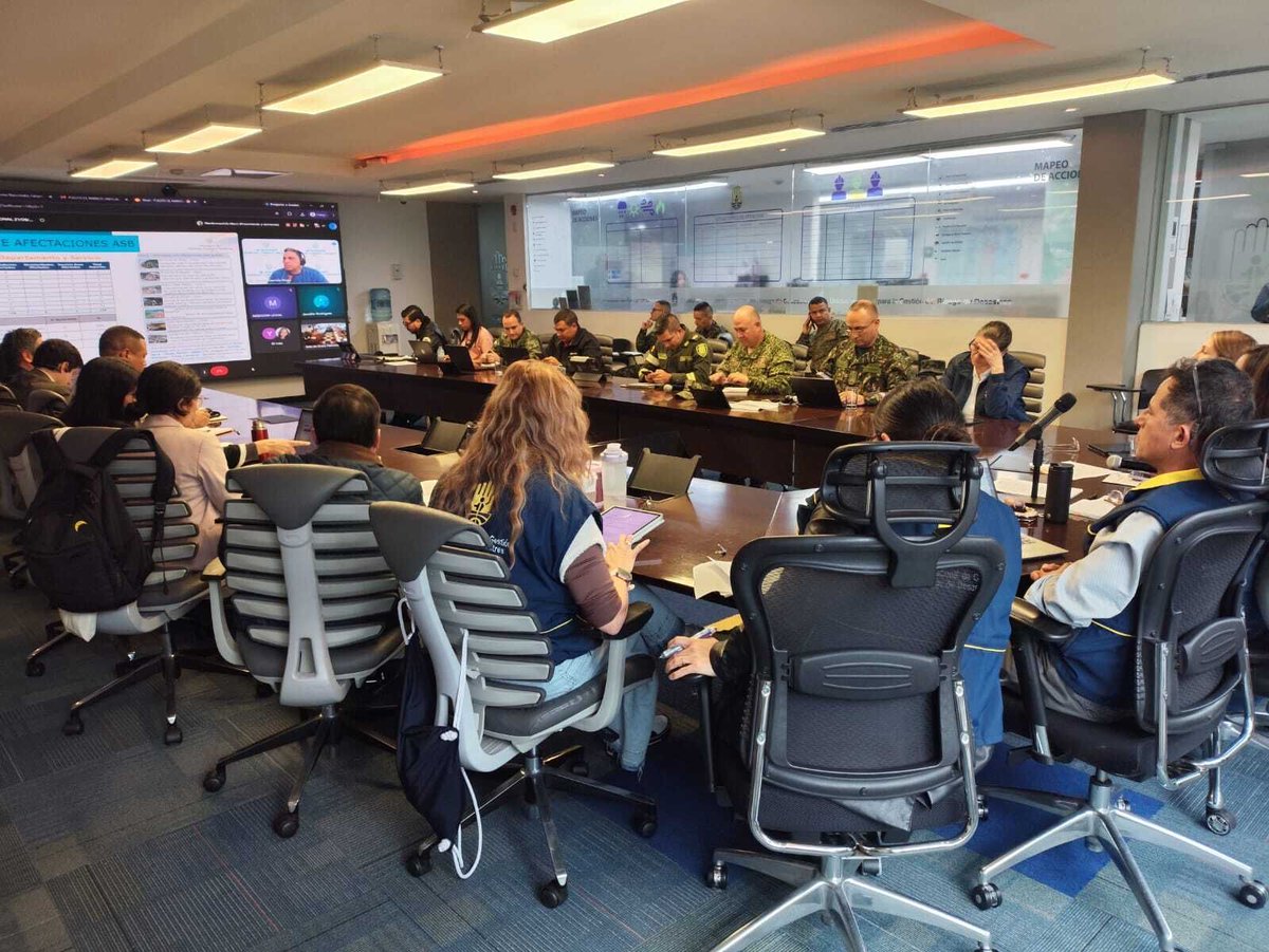 DefensoriaCol's tweet photo. En el Puesto de Mando Unificado (PMU) de seguimiento al terremoto, planteamos la necesidad de considerar las condiciones particulares de cada territorio (ruralidad, dispersión geográfica, nivel de daños, presencia de grupos étnicos y capacidades locales) para definir el cierre del Registro Único de Damnificados.

También expusimos la situación del cementerio de Pereira y las necesidades de atención en salud y educación durante la emergencia, así como las necesidades específicas de las comunidades campesinas, niñas, niños y adolescentes, y las víctimas del conflicto armado afectadas por la emergencia.