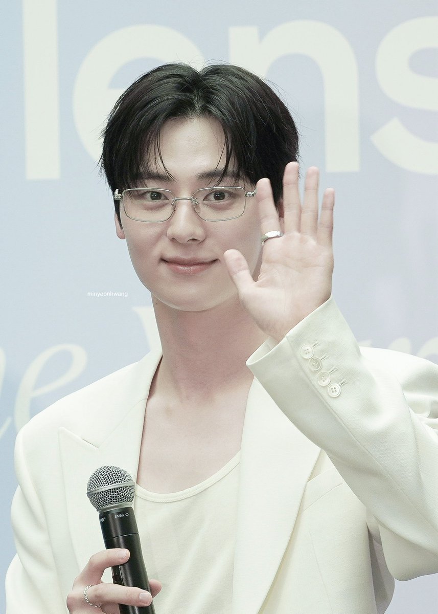 MinyeonHwang's tweet photo. [Photo] 260822 황민현 렌즈카트 이벤트 #LENSKARTSG #황민현 #민현 #HWANGMINHYUN #MINHYUN #MINHYUNinSG #HWANGMINHYUNinSG  다음에 너무 오래않으면 바래 ㅠㅠ https://t.co/VUbQxSBpFN