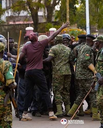 BrianKakare's tweet photo. @mkainerugaba Nyantagambirwa Akaneera omusorooza Kandi Bakehena akenyampira naarya; nenfumu zabanyankore. So yourself lacks to inject the same advice to your own veins because you started long time ago... CHOSING WAR OVER PEACE. Starting from Inside Uganda and now across the boarders.KARE!!! https://t.co/7Zv3aTpfaX