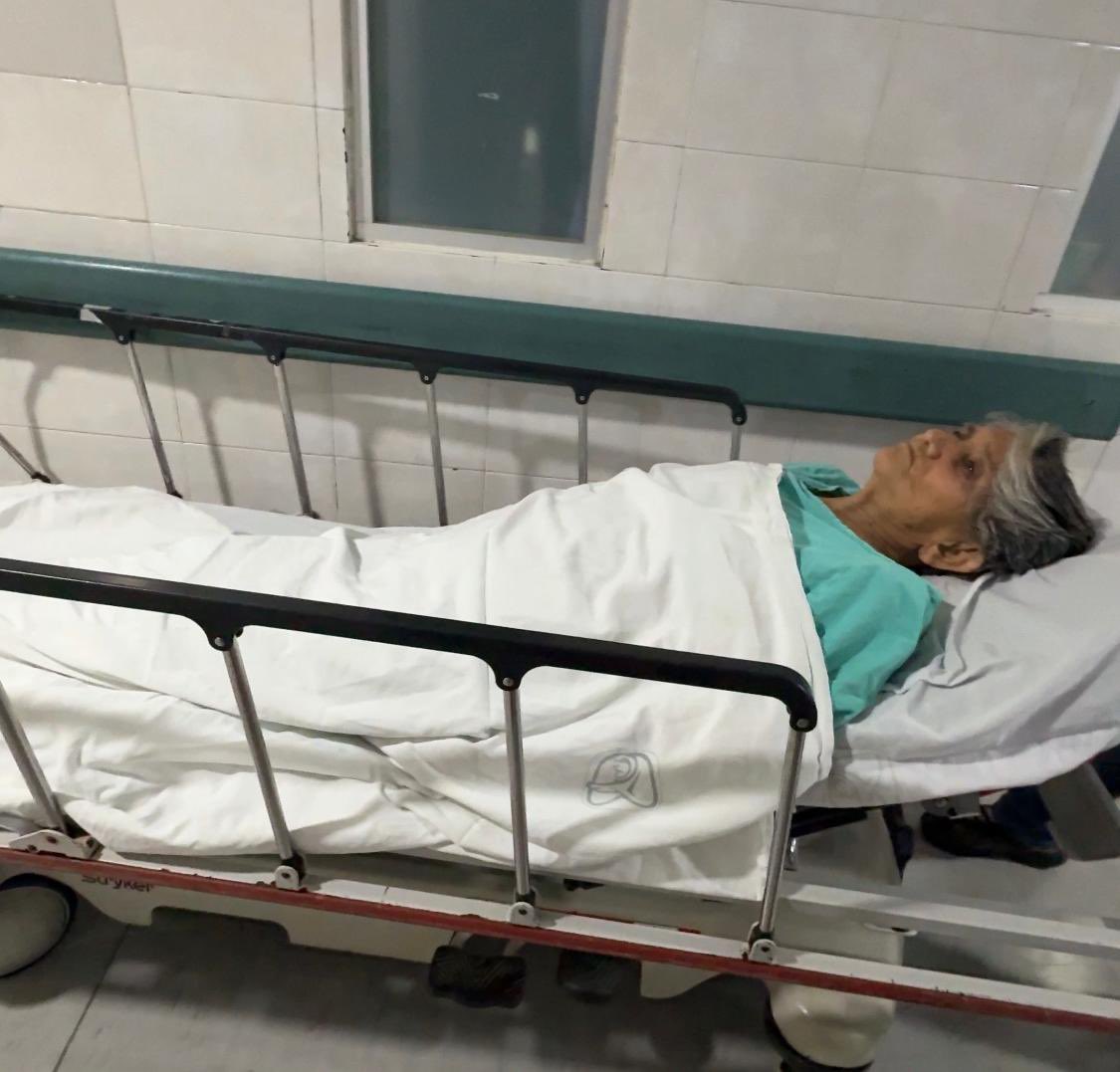 arielTrdgz's tweet photo. Abuelita que denunció #despojo en @Alcaldia_Coy termina en el hospital! 

Doña Ebelina, de 86, fue derribada el viernes por querer impedir el ingreso de su presunta #invasora, su sobrina, a su casa en #Guamuchil167 

Tiene traumatismo en el cráneo y seguirá bajo observación. https://t.co/7s7Khr9uUi