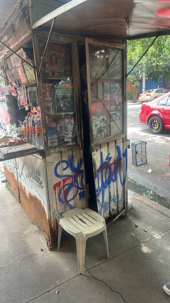 a_verdayes's tweet photo. @pcacuauhtemoc  @AlessandraRdlv ¿Cuántas veces más tenemos que pedir apoyo para el puesto de periódicos de Aguascalientes y Tlacotalpan? Llevo meses insistiendo en que se atienda. Es de los pocos puestos que realmente trabajan y hoy se encuentra en muy malas condiciones. https://t.co/lsRRCNyOXW