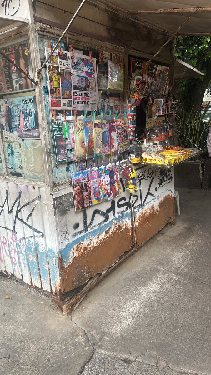 a_verdayes's tweet photo. @pcacuauhtemoc  @AlessandraRdlv ¿Cuántas veces más tenemos que pedir apoyo para el puesto de periódicos de Aguascalientes y Tlacotalpan? Llevo meses insistiendo en que se atienda. Es de los pocos puestos que realmente trabajan y hoy se encuentra en muy malas condiciones. https://t.co/lsRRCNyOXW