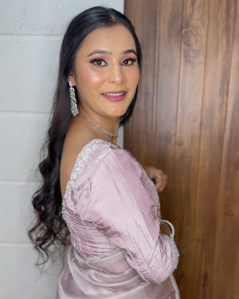 DayrisMaria_F's tweet photo. A subtle romantic look for your special day. Makeup and hair by @aparnamakeupartistt. Bookings: 8825035741. Styled by @msambyal_ https://t.co/GSZvKeAj9Z