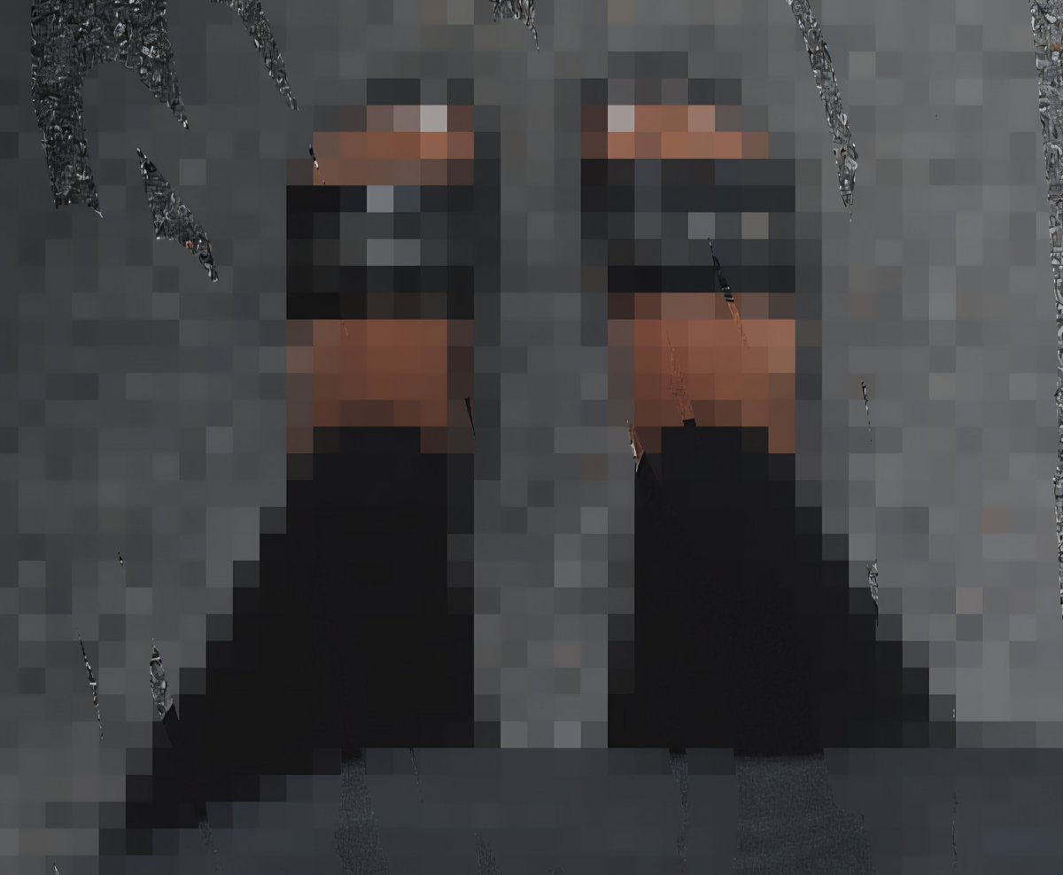 Rxxxxx_xxxxx's tweet photo. Sexy tan, expensive sliders &amp; white toes, i am in lurrrrveee 😍 https://t.co/RmtPbKaXiA