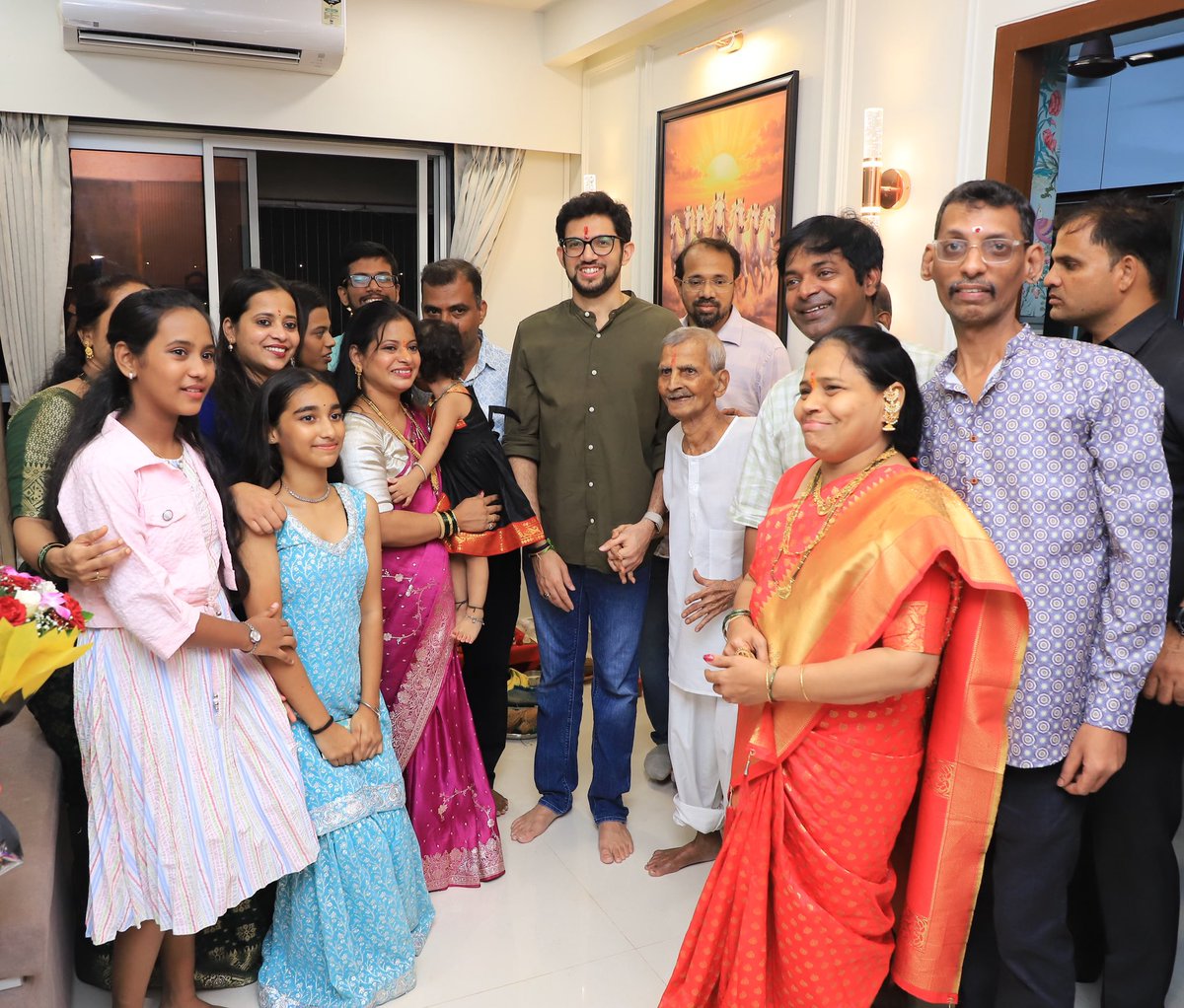 AUThackeray's tweet photo. ज्येष्ठ शिवसैनिक श्री. पांडुरंग भोगलेजी यांच्या निवासस्थानी श्री सत्यनारायण पूजेस उपस्थित राहून त्यांना शुभेच्छा दि���्या. ह्यावेळी भोगले कुटुंबियांशी संवाद साधला आणि आशीर्वाद घेतले. https://t.co/7tevBXu92x