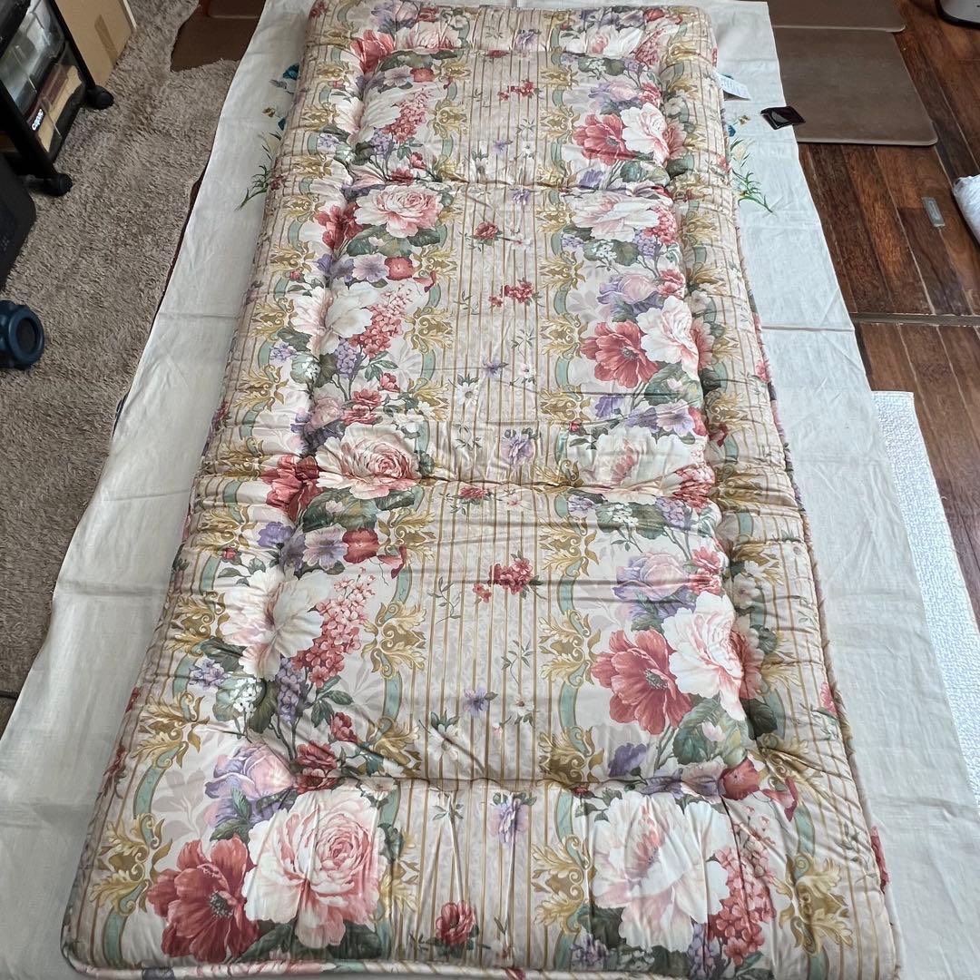 onesyofuton's tweet photo. 高級羊毛敷き布団 花柄 全日本寝具寝装品協会 日本製 https://t.co/Kp84BKT5mE
