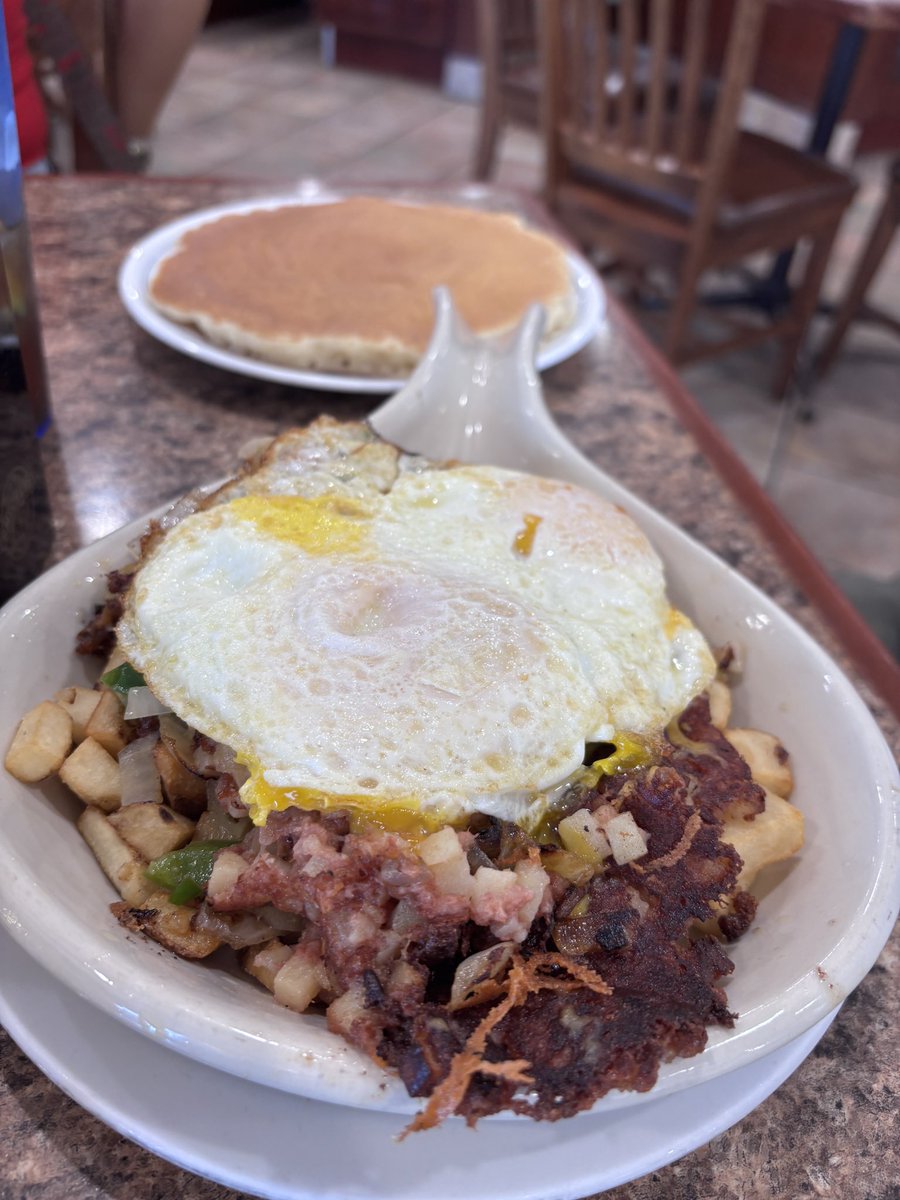 GatorGirl_swamp's tweet photo. Great breakfast at Emily's. Our waitress was such a lovely, happy young lady. She helped make our morning great! #foodie #foodblogger #TravelwithTherese #breakfast https://t.co/LwJLgGzNrh