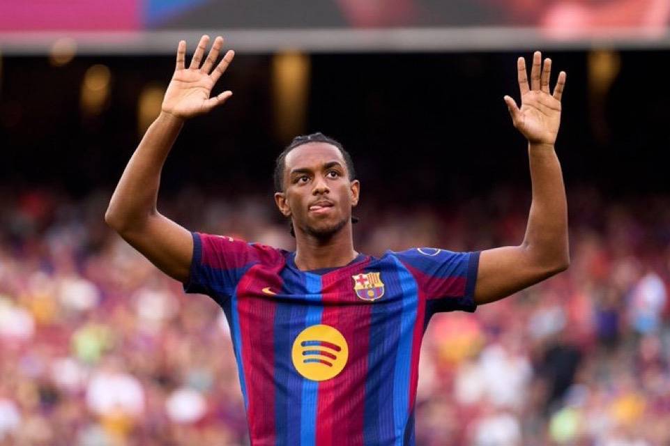 BarcaTimes's tweet photo. 🚨🎖| 𝐉𝐔𝐒𝐓 𝐈𝐍: Alejandro Balde is NOT giving up on his future at Barcelona despite the latest developments, including Jorge Mendes’ visit and Hansi Flick’s warning.

Those close to Balde say he views Flick’s words as a CHALLENGE. He would accept leaving if Barça no longer count on him, but his preference remains to STAY and fight for his place. [@RogerTorello] #fcblive 💪