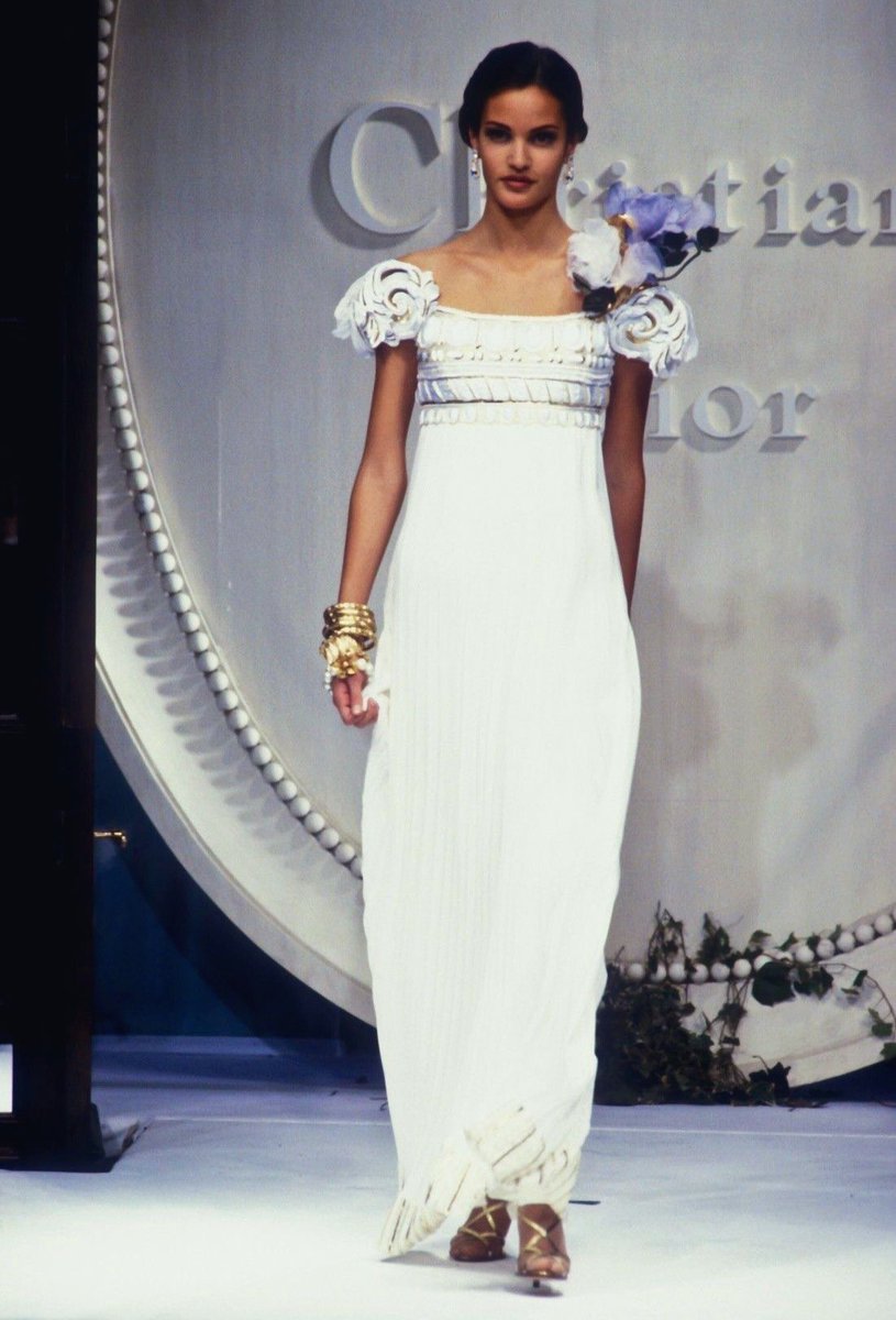 soIesque's tweet photo. the Dior S/S 1992 “Palladio” gown, designed by Gianfranco Ferré https://t.co/A1nspoKLN5