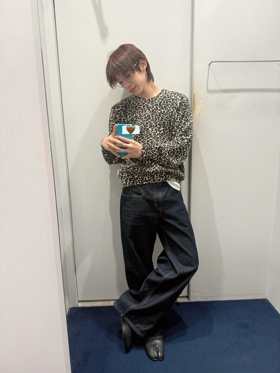 audiadorer's tweet photo. อีกเหตุผลนึงที่ชั้นชอบตี๋ และปักหลักเลยว่านี่แหละเมนชั้น นอกจากนิสัย การแสดงออกต่อพาร์ทเนอร์ คนอื่นและเพิร์ฟของนางแล้ว ตี๋มีสไตล์ มีเทสต์ที่ชัดเจน 

he always know what he looks good in อะ และเอ้กเพรสออกมาผ่านเสื้อผ้า เพลง ท่าทางในการถ่ายรูป และต่อให้เสื้อผ้าจะไม่มีแบรนด์อะไรปักอยู่ นางก็ยังดูดี นางหน้าตาดี หล่อ น่ารัก บางมุมก็สวย โคตรมีเสน่ห์อะ 

ฮีมีไวบ์ที่ชัดเจนมาก ถ้าสมมติว่าไม่ได้ทำเบื้องหน้า นางคงเป็นสไตล์ลิสต์ ไม่ก็ตากล้องแน่ ๆ หรือโปรดิวซ์งานสักงาน ผสมดีไซน์เนอร์ไปด้วยอีก 

his artistry come from his soul ให้เลยอะ เทสต์จัด สุดคับจารย์ อย่างเอาอะสมาชิก