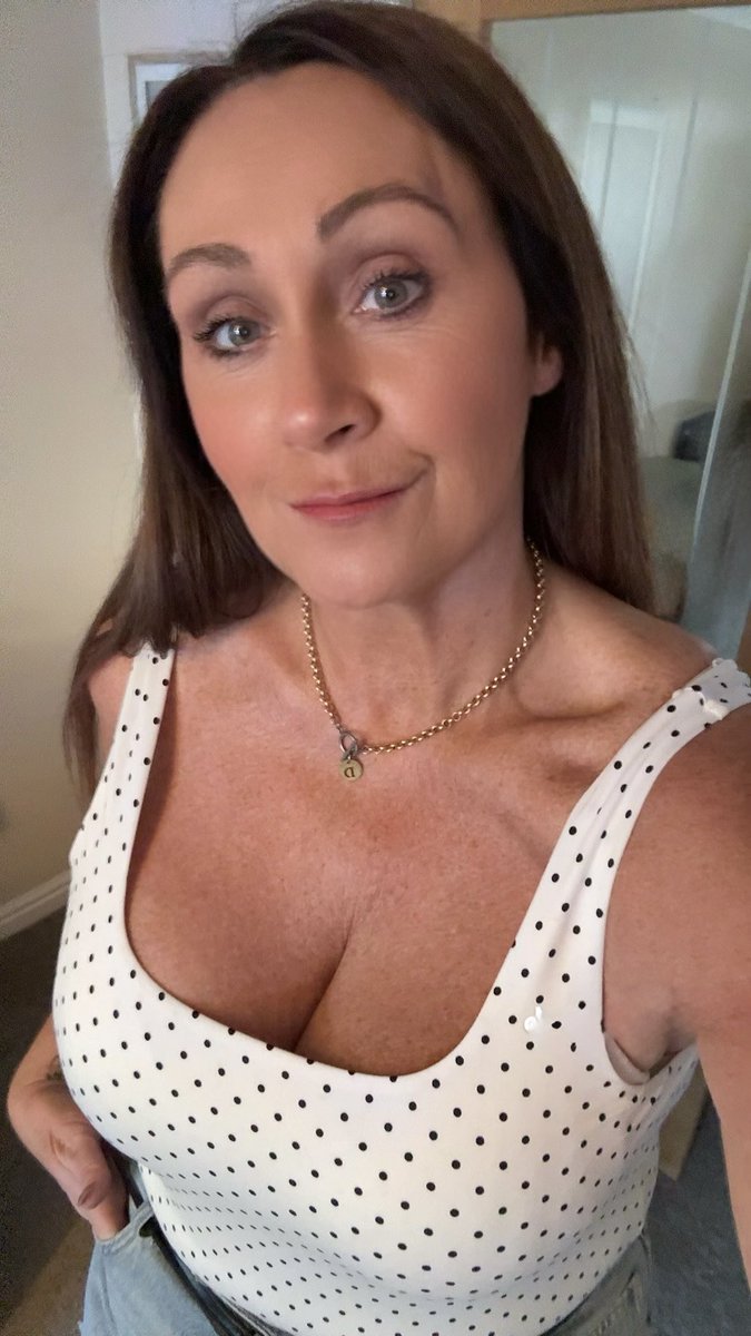 Disco_Girly's tweet photo. Feck it I’m on holiday .. Cheers you gorgeous bunch 💙🩷✨ 🍾🥂 https://t.co/5cCB9Plmv2