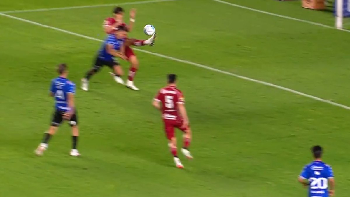 ArchivoCONMEBOL's tweet photo. 🖥️💥 El VAR tuvo que volver a echar un cable a Peinado Aguirre.

👉🏻 Fernando Arce levanta en exceso la pierna y golpea en el rostro de Alí Ávila dentro del área.

✅ 𝗘𝗦 𝗣𝗘𝗡𝗔𝗟𝗧𝗜.

▪️ El VAR tuvo que volver a sacar del apuro al colegiado del partido. https://t.co/wfU2aqhOvk
