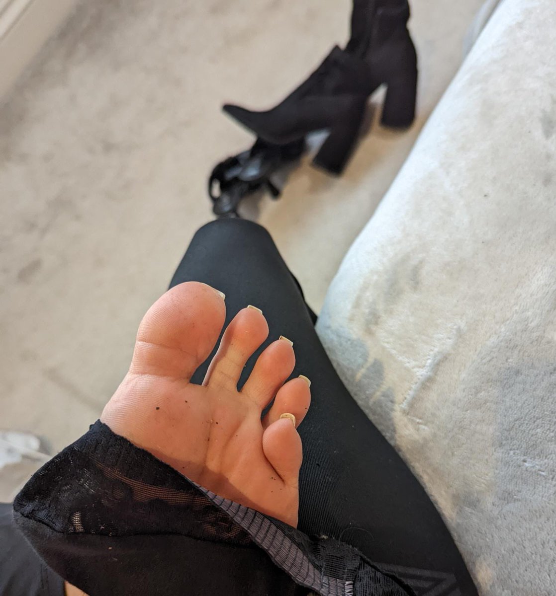 quotationposit1's tweet photo. Who wants a lick or a sniff 🐶💦👅 #footfetısh #footslave #findom #footbitch https://t.co/W2iYKDRbPU