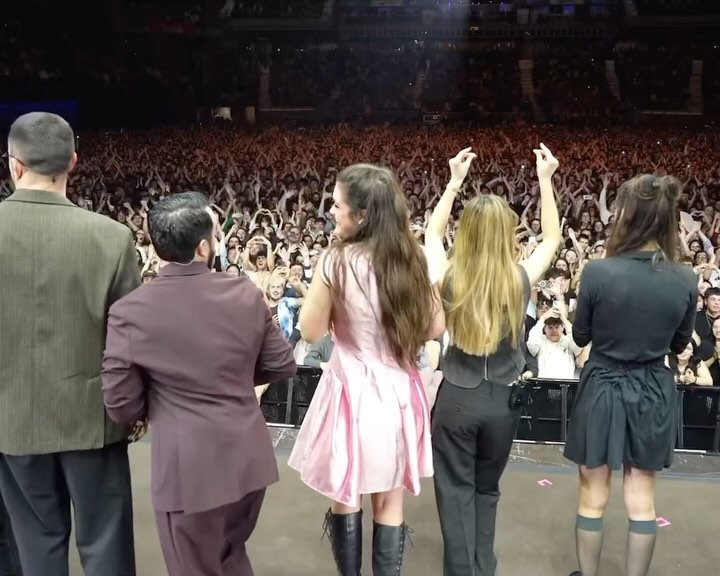 amaiaoolc's tweet photo. sigo asimilando todo lo que ha pasado este fin de semana en el sant jordi club y en el movistar arena uffff😭😭😭 estoy muy contenta y muy agradecida con todo el público que estuvisteis ahí y con el equipo increíble que ha creado esto conmigo🥹🥹🥹🥹🥹🥹🥹🥹🥹🥹 ... https://t.co/gHrG1MgzU8