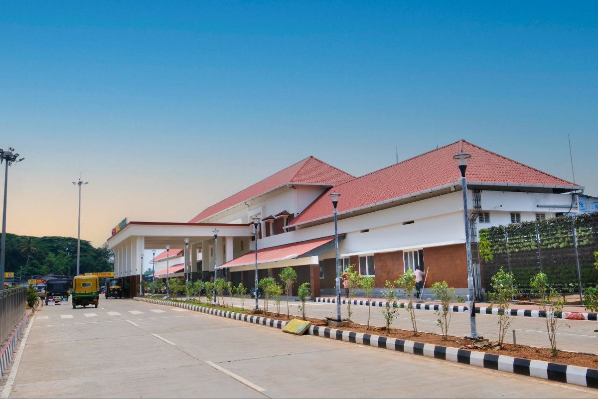 akhileshb95's tweet photo. Now compare that to Vadakara, earning 30 crore a year but got a 29 crore redevelopment. This is how systematically funds were diverted from Mangaluru earnings and spent on random stuff in Kerala. Not surprised to see outrage from Malayalis https://t.co/NYQZJPhJPS