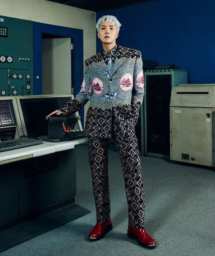 hoseokiepedia's tweet photo. In 2021, when all the members were brand ambassadors for Louis Vuitton, the brand's then-Men's Creative Director, the late Virgil Abloh, shared fan art of j-hope on his Instagram. Following the unveiling of the Men's Fall-Winter 2021 collection, Louis Vuitton Korea also chose j-hope's photo as the hero image of its homepage. Two moments from the same year that speak volumes: j-hope was never merely an option for Louis Vuitton—he was always the obvious choice.
Source: https://t.co/TglvdMZ39T