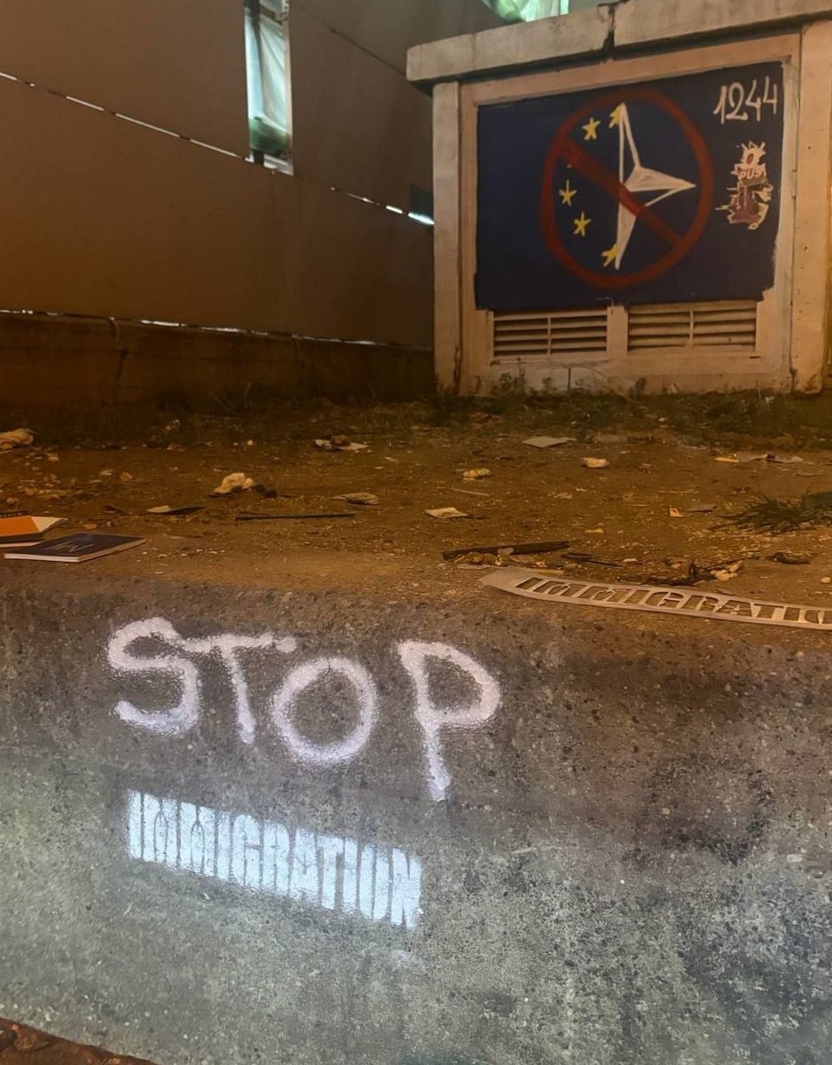 MarioBojic's tweet photo. 🚨🇷🇸Young Serbian patriots taking part in a peaceful action tonight in Belgrade.

"Stop the migrants. We don't want our churches burned down and mosques built here."

"Fuck the EU &amp; Fuck NATO." https://t.co/9eV0SX9AGZ