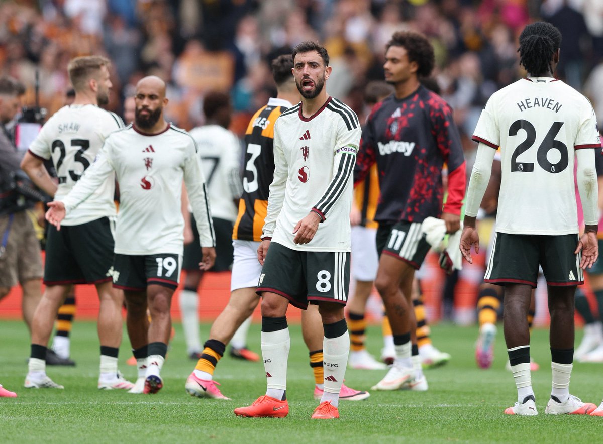 cnrdzh's tweet photo. Manchester United, orta sahadan mı oyun kursam, kanatlardan mı akın yapsam derken Hull City iki tane attı, işi bitirdi.

Baleba geldiğinde Manchester orta sahası toparlar ama o kadar basit goller yediler ki bu savunma sanki birbiriyle hiç oynamamış gibi. Geçen sezonı iyi havayla kapatıp kötü havayla başladılar.