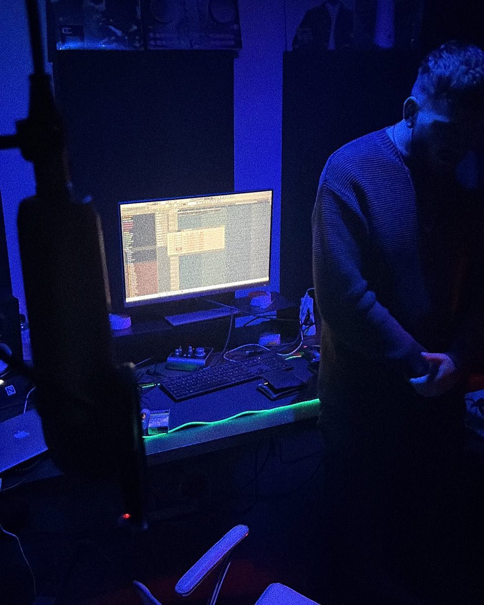 Enzo_Morretti's tweet photo. ╰ :. 🎙️⁞ 𝄒 𝖲𝗂𝗇𝗀𝖾𝗋 𝖻𝗈𝗋𝗇 𝗂𝗇 𝖨𝗍𝖺𝗅𝗒 / 🇮🇹  𝄄  ░ ˼  𝗂𝗍’𝗌  ⨏𝖾𝖾𝖽 𝗎ꭾ𝖽ᥪ𝗍𝖾⢾  ܺ˻ꐑ — [⠀𝖽𝖺𝗋𝗄⠀] #𝗹𝗶𝗳𝗲𝗿𝗲𝗰𝗼𝗿𝗱𝘀  𖬺  𝗻𝗶𝗴𝗵𝘁𝘀   ∣ 𝖲𝗈𝗎𝗅 ℰ 𝖬𝗎𝗌𝗂𝖼 ∴ https://t.co/CBN8ZYJH0R