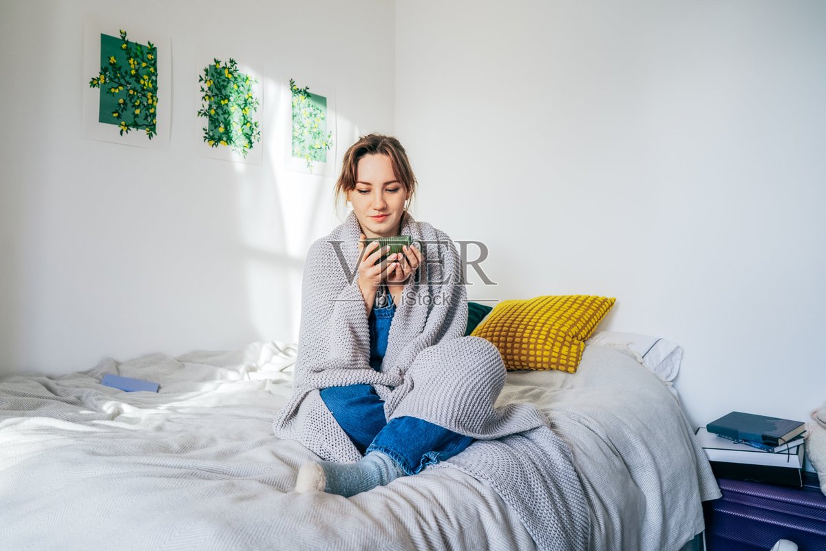 SilumesiiImaka1's tweet photo. Just curled up on the couch with hot cocoa and a good book—weekend cozy mode activated, no plans needed ， https://t.co/iUEwpPBA5C