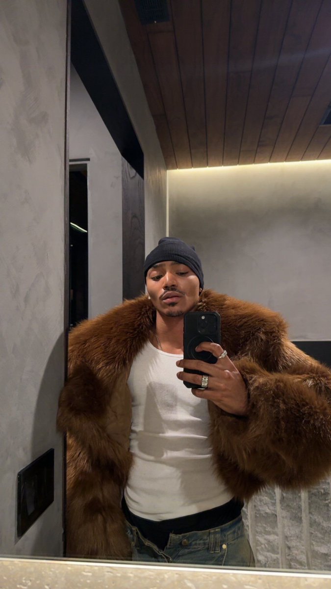 cantleavethegc's tweet photo. Men in fur >>> https://t.co/9MyR8qdGhk