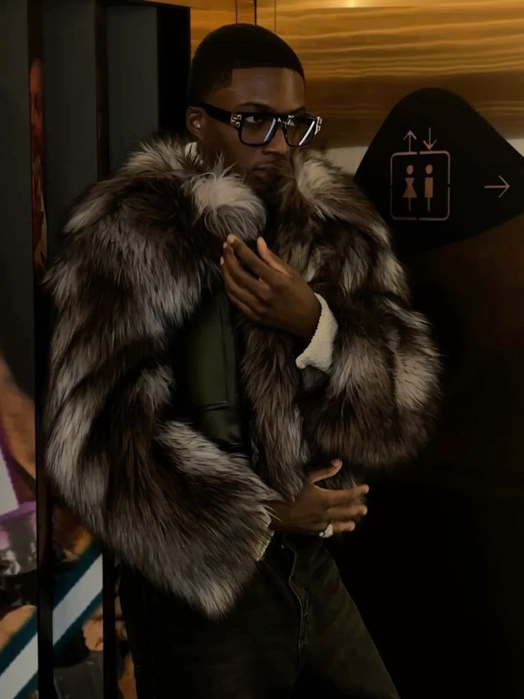 cantleavethegc's tweet photo. Men in fur >>> https://t.co/9MyR8qdGhk