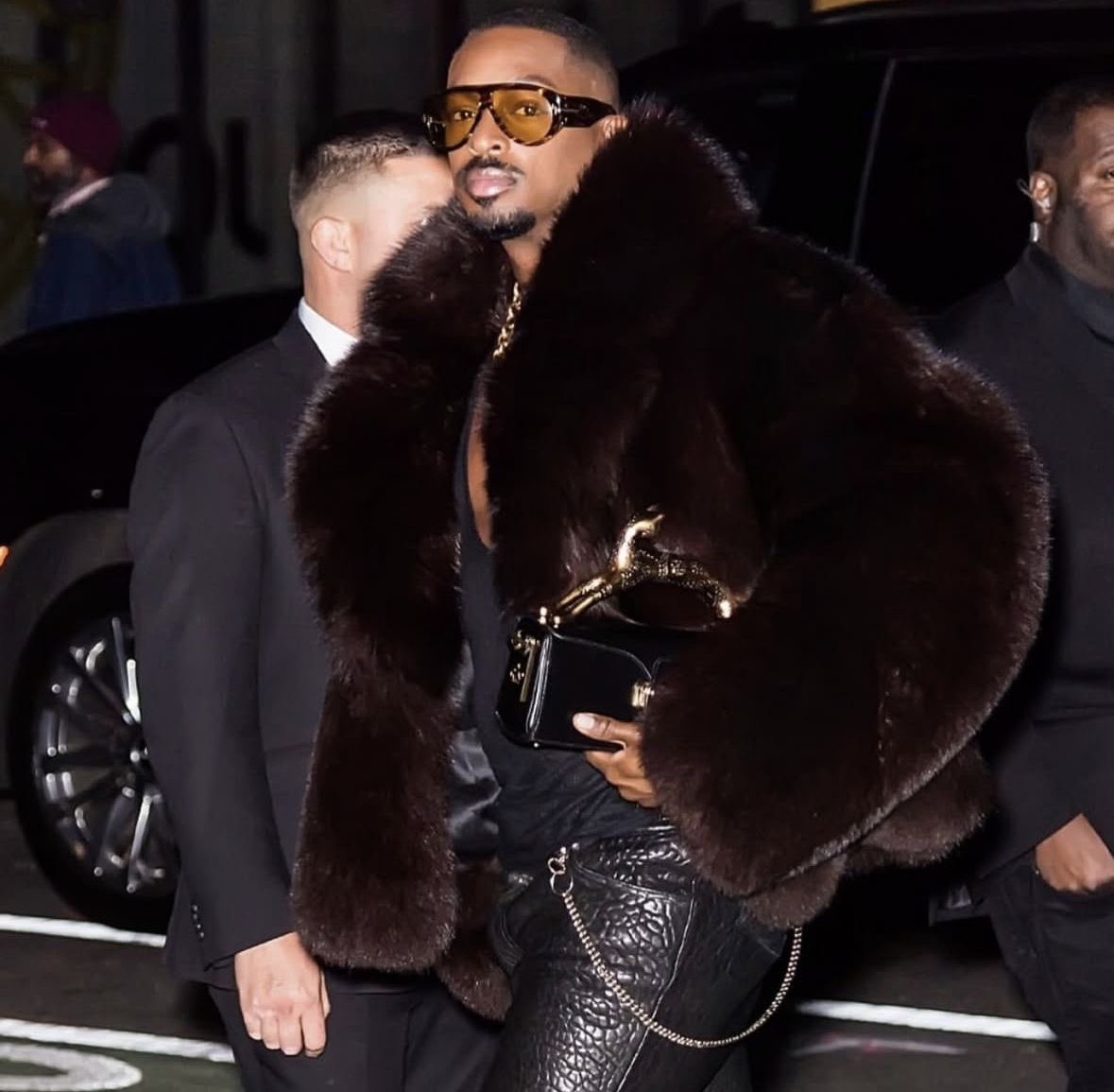 cantleavethegc's tweet photo. Men in fur >>> https://t.co/9MyR8qdGhk